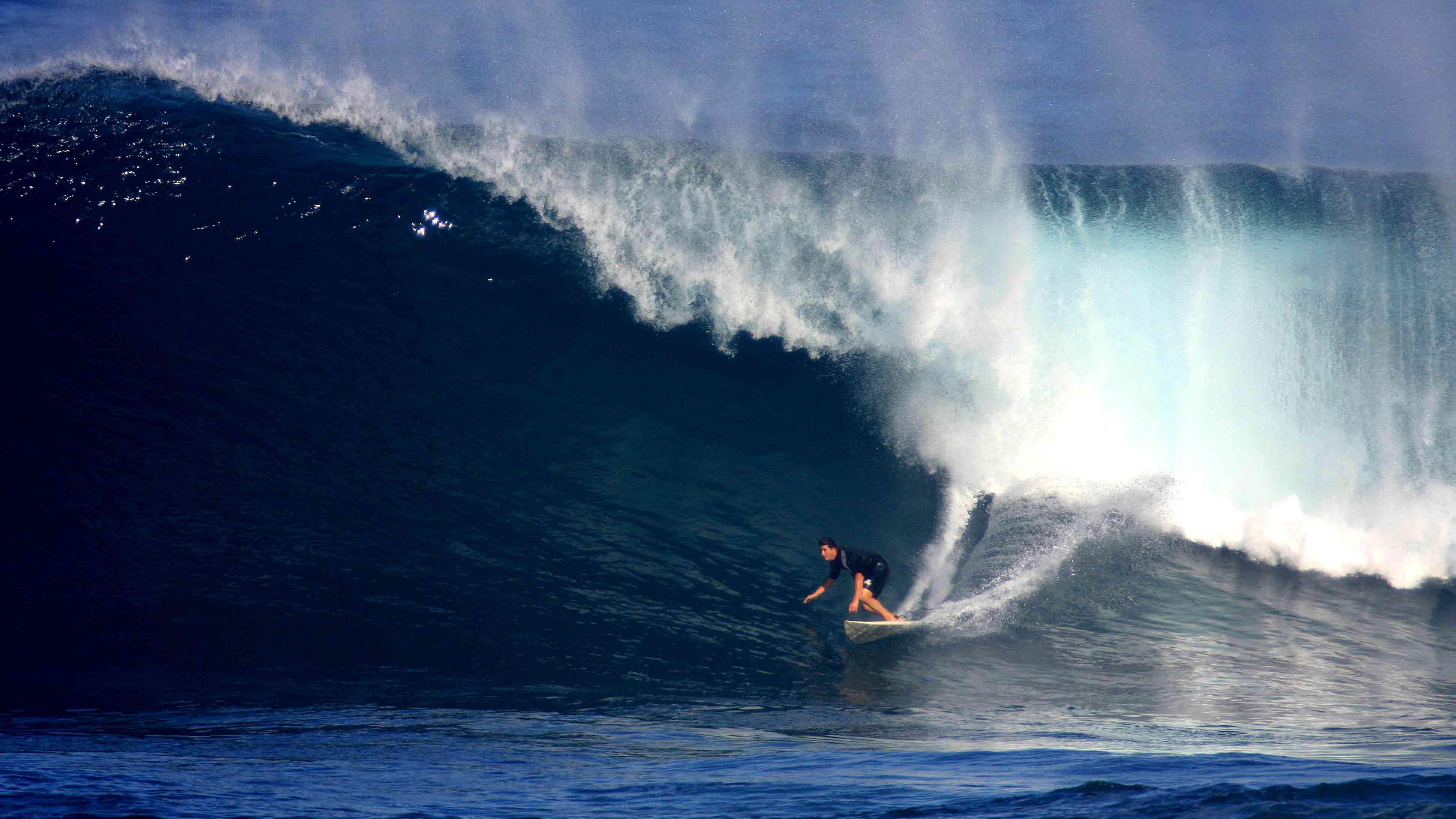 Engineer Billy Lawson alone at Waimea Bay - 2010